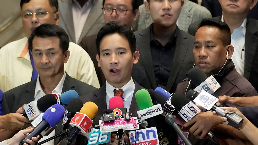 Pita Limjaroenrat (M.) im Gespräch mit Reportern. Foto: Sakchai Lalit/AP/dpa