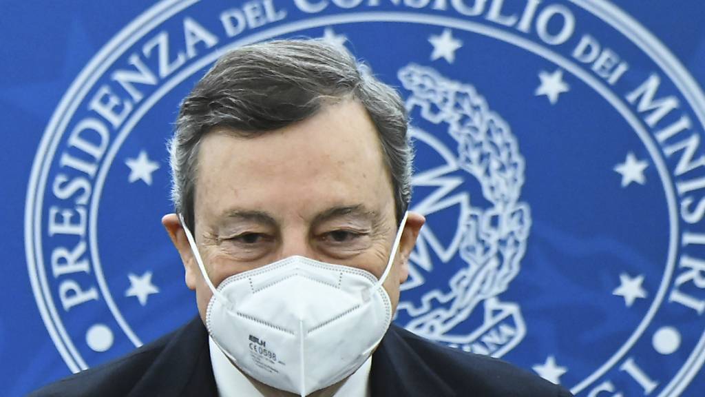 Mario Draghi, Premierminister von Italien, kommt zu einer Pressekonferenz nach einer Kabinettssitzung. Foto: Alberto Pizzoli/AFP Pool/AP/dpa