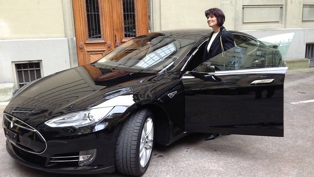 Sie ist wohl die bekannteste Tesla-Fahrerin der Schweiz: Bundesrätin Doris Leuthard, hier mit ihrem Dienstwagen Tesla S 85.