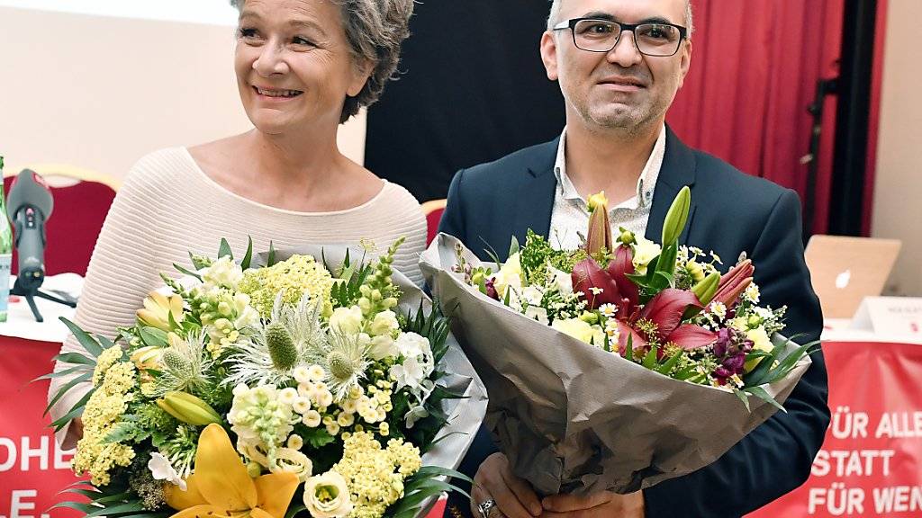Die SP-Kandidaten Esther Meier (links) und Ali Özcan nach der Nomination für die Nationalratswahlen.