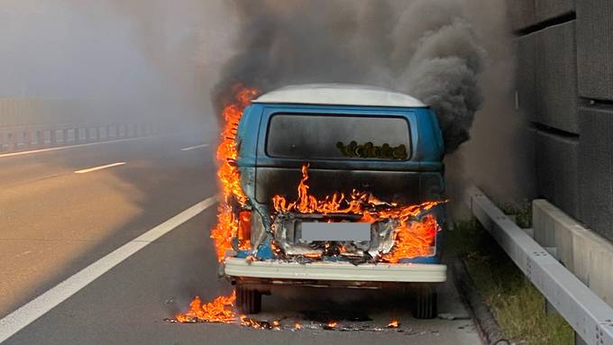 VW-Büssli brennt auf der Autobahn aus – Totalschaden