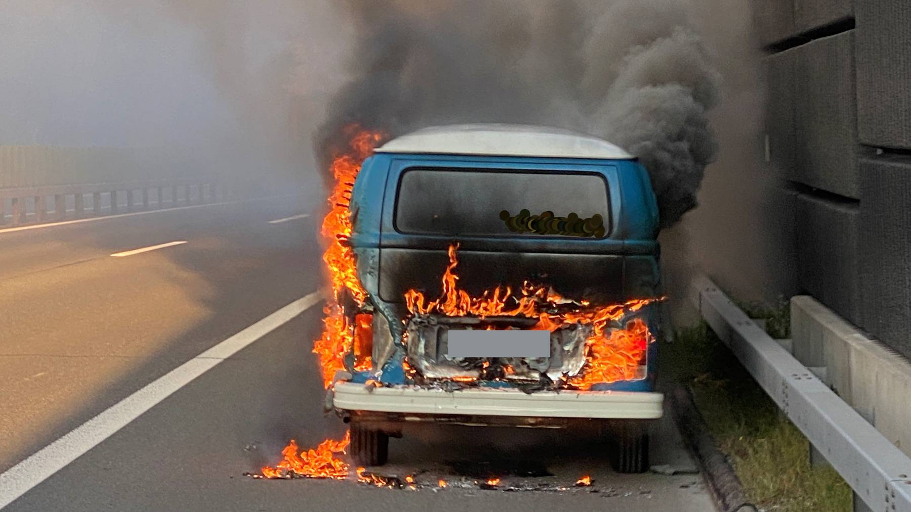 MM181_Kleinbus auf Autobahn ausgebrannt_Bild 1 (003)