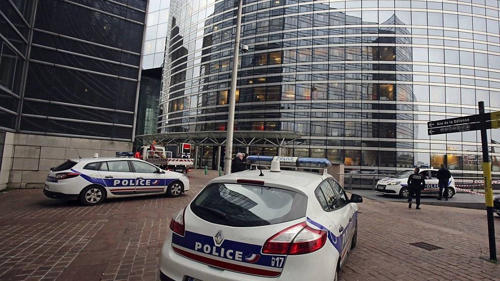 Die französische Polizei hat nach unbestätigten Angaben in Paris einen Mann festgenommen, der Verbindungen nach Syrien haben soll. Die Festnahme steht im Zusammenhang mit den Ermittlungen nach der Pariser Anschlägen. (Symbolbild)