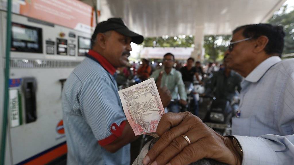 Ein Kunde will an einer indischen Tankstellen eine 1000-Rupien-Note wechseln: Laut einer Weisung der Regierung sollen die grossen Noten noch bis zum 24. November gültig sein.