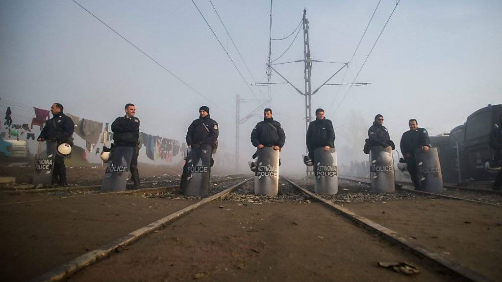 Polizei-Barrikaden gegen Flüchtlinge in Griechenland: Auch Slowenien bereitet sich vorsorglich auf einen Anstieg der Flüchtlingszahlen auf der Balkanroute vor. (Archivbild)