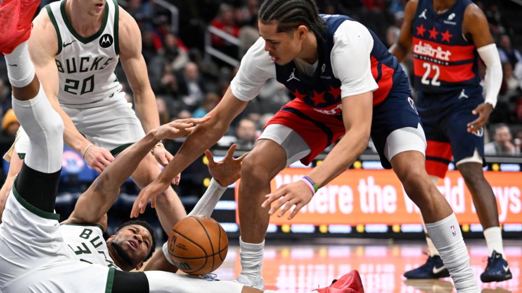 Kyshawn George (rechts) steuert zum Sieg seiner Wizards neun Punkte bei