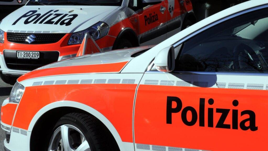 In Novazzano TI ist die Polizei zu einem tödlichen Arbeitsunfall ausgerückt: Eine Lastwagenfahrerin war von ihrem eigenen Fahrzeug erfasst worden. (Archivbild)