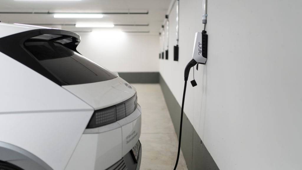 In Mehrfamilienhäusern soll künftig der Zugang zu Ladestationen für Elektroautos zur Verfügung stehen. Das verlangt das Parlament. (Themenbild)