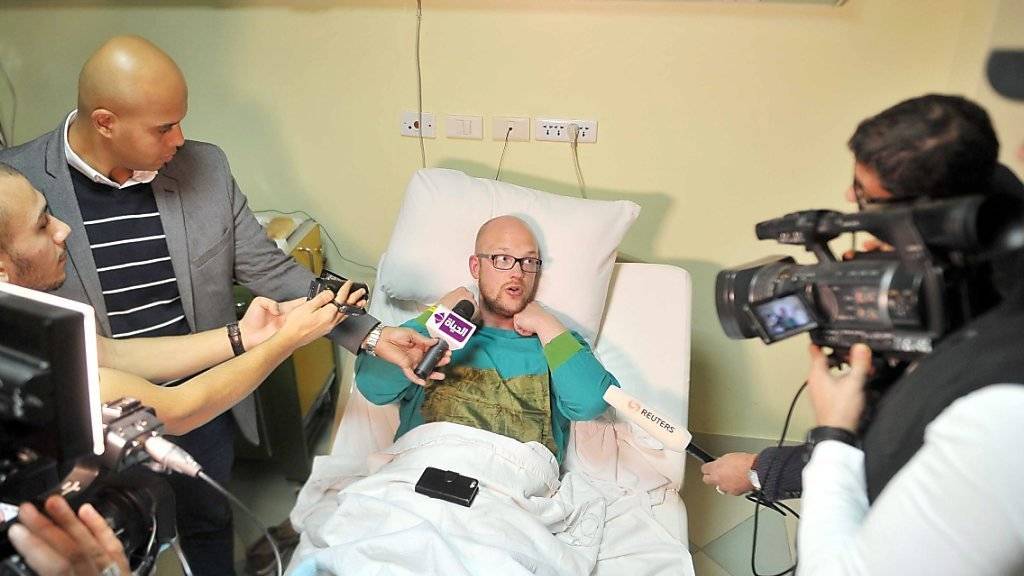 Einer der bei einem Terrorangriff auf ein Hotel im ägyptischen Hurghada verletzer Tourist spricht im Spital zu Jorunalisten. Der Schwede war beim Angriff leicht verletzt worden und konnte das Spital mittlerweile wieder verlassen.