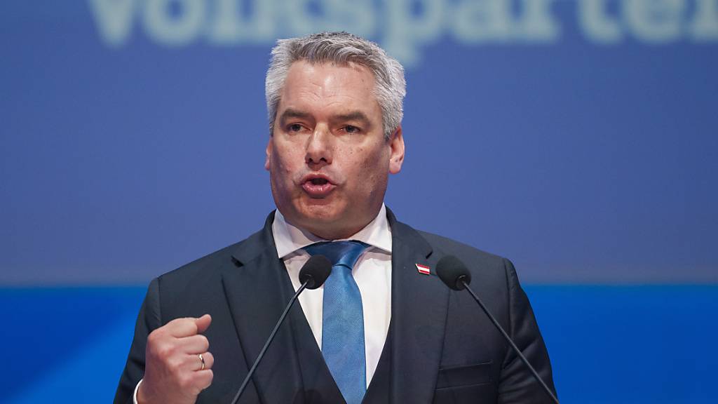 Karl Nehammer, Bundeskanzler von Österreich, spricht auf dem EVP-Kongress. Foto: Andreea Alexandru/AP/dpa