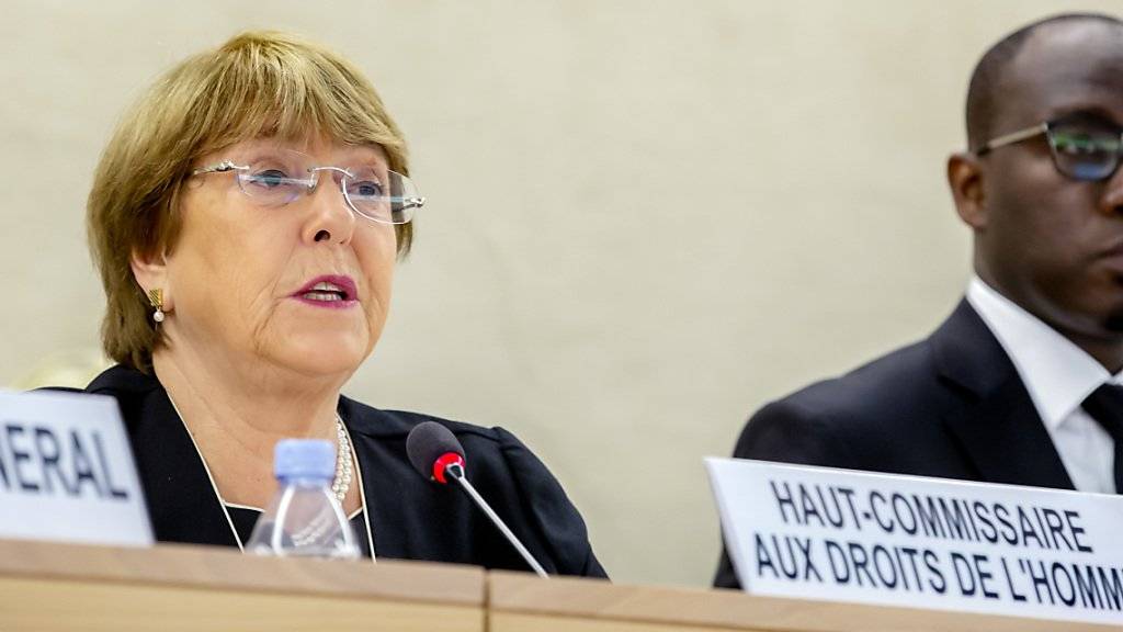 Uno-Menschenrechtskommissarin Michelle Bachelet hat die Mitgliedstaaten dazu aufgefordert, Verantwortung für ihre Bürger zu übernehmen. Insbesondere die rund 29'000 Kinder von IS-Kämpfern, die in Gefangenenlagern in Syrien und im Irak leben, müssten wieder in die Gesellschaft eingegliedert werden.