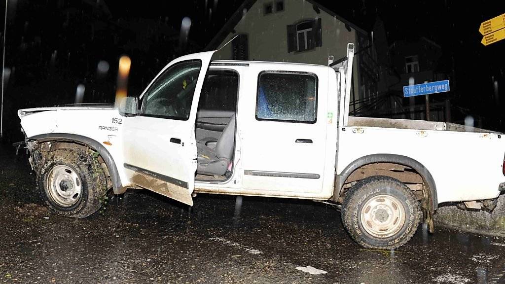 Das beim Selbstunfall stark beschädigte Fluchtauto wurde nach ersten Erkenntnissen im Kanton Basel-Landschaft gestohlen.