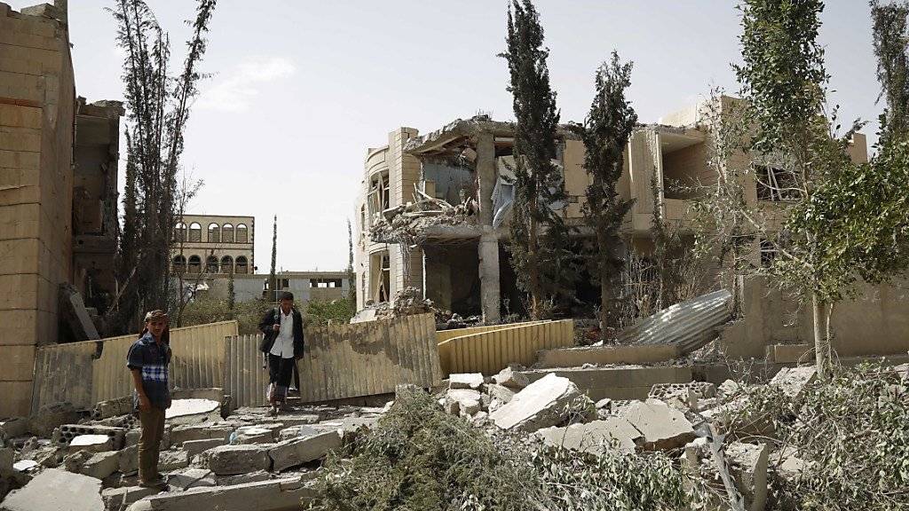 Zerstörtes Haus in der jemenitischen Hauptstadt Sanaa nach einem Angriff der saudischen Militärallianz: Laut Amnesty International sind bei saudischen Lufschlägen auch Schulen gezielt angegriffen worden. (Archivbild)