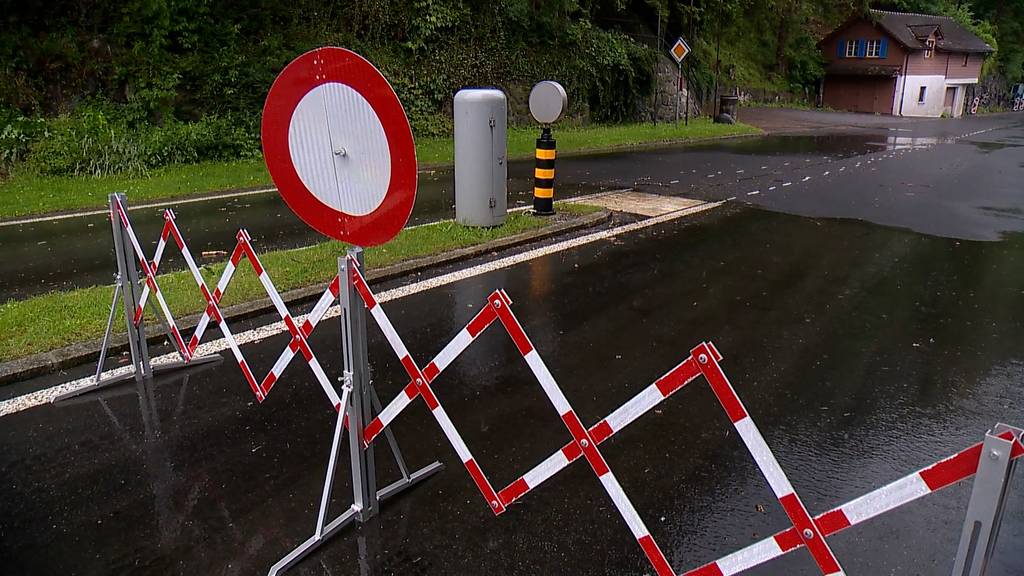 Axenstrasse nach heftigem Gewitter gesperrt