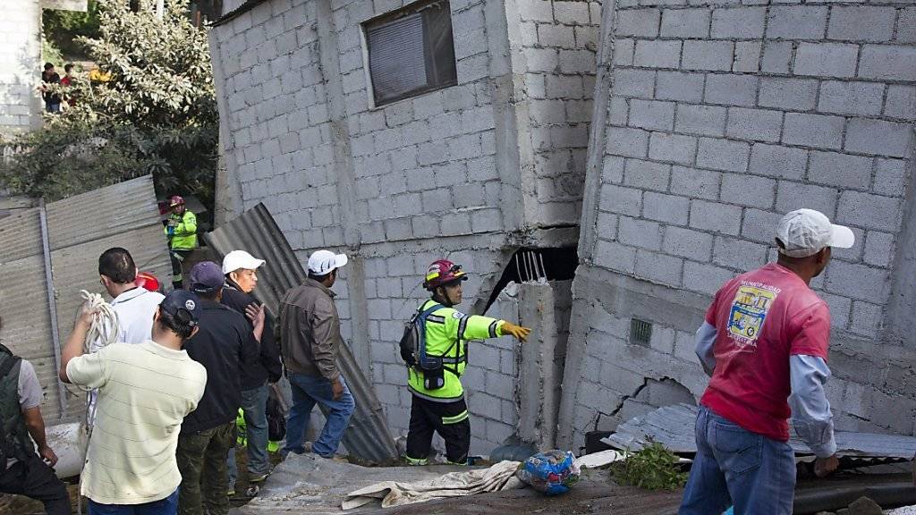 An gefährlichem Hang: Behörden warnten Bewohner von El Cambray II in Guatemala vor Erdrutschgefahr.