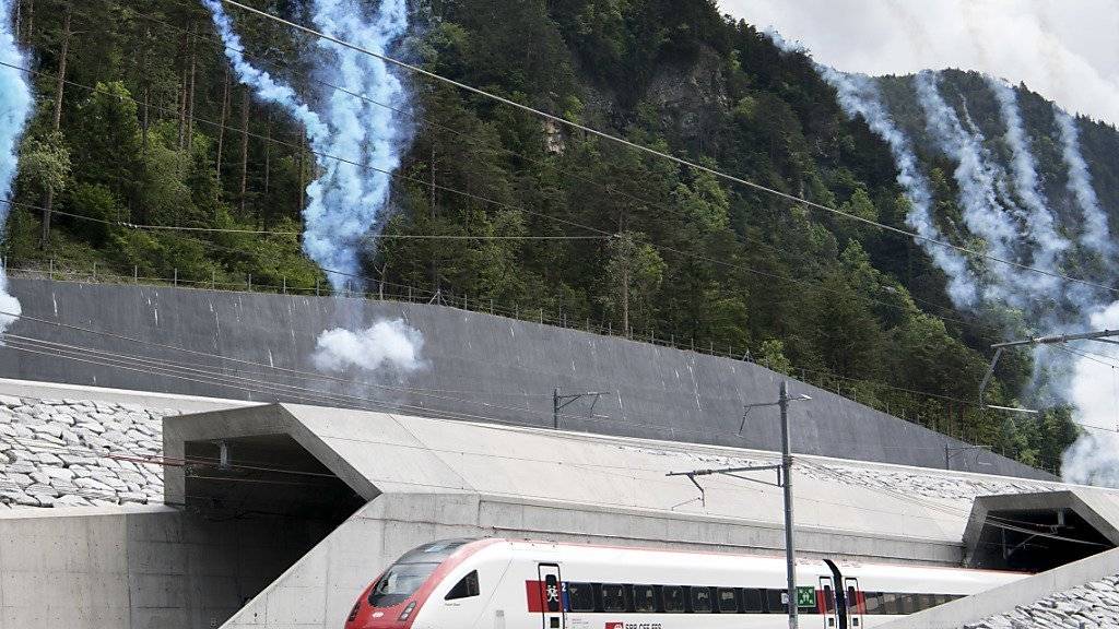 Feuerwerk für einen der beiden heimlichen Stars des Gotthard-Eröffnungsfest: Der ICN, der im Tessin gestartet ist, kommt beim Nordportal aus der Röhre.