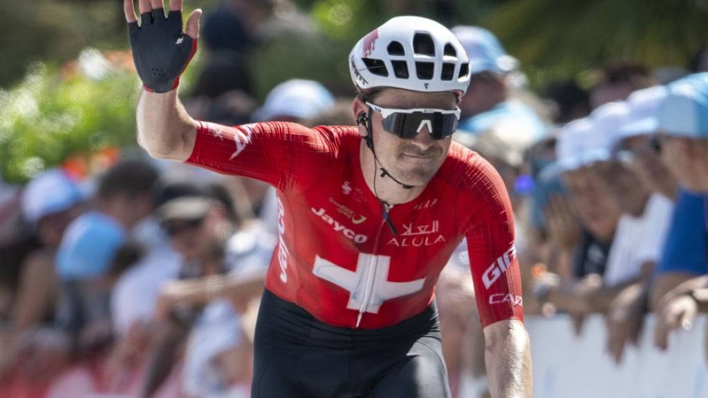 Mauro Schmid wird ein weiteres Jahr im Trikot des Schweizer Strassen-Meisters unterwegs sein