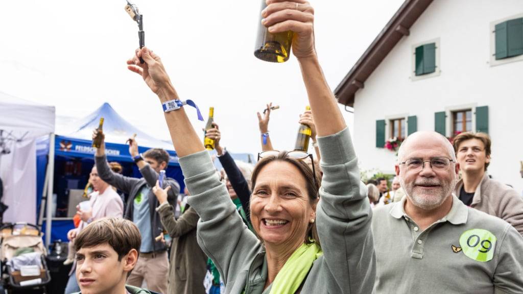 Geschafft! 1088 Weinflaschen sind gleichzeitig entkorkt.