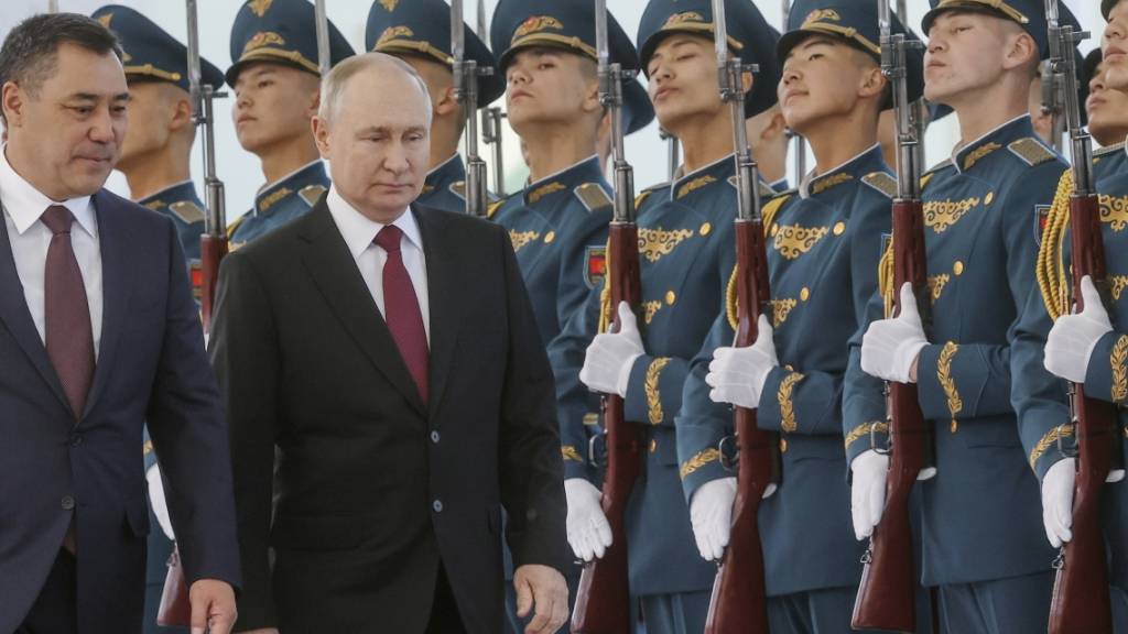 dpatopbilder - Kirgistans Präsident Sadyr Japarow empfängt Kremlchef Wladimir Putin (M) in Bischkek. Es ist Putins erster Auslandsbesuch in diesem Jahr. Foto: Sergei Karpukhin/Pool Sputnik Kremlin/AP - ACHTUNG: Nur zur redaktionellen Verwendung und nur mit vollständiger Nennung des vorstehenden Credits