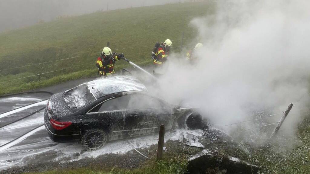 Auto fängt auf der Pragelstrasse Feuer