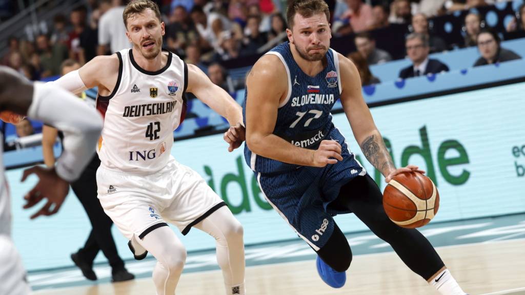 Lange lief Deutschland (Andreas Obst, links) einem Rückstand hinterher. Am Ende konnte das DBB-Team Slowenien um Superstar Luka Doncic (39 Punkte) doch noch in die Knie zwingen