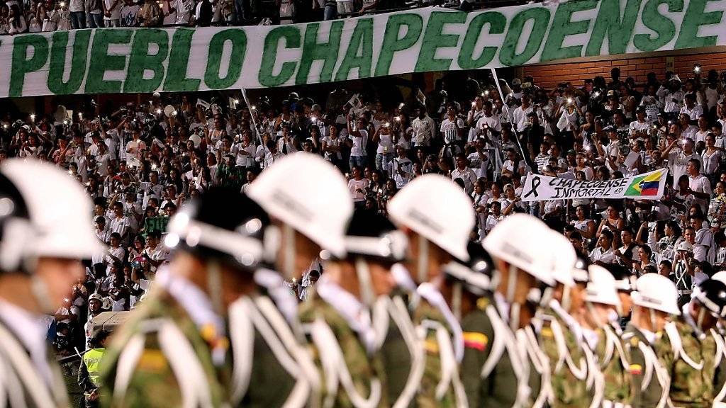 Im Stadion im kolumbianischen Medellin, in dem die verunglückte Fussballmannschaft Chapocoense hätte spielen sollen, versammelten sich Fans, Polizisten und Soldaten zum Gedenken.