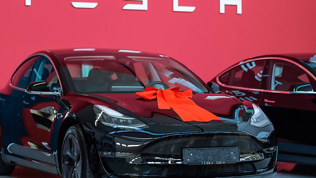 Der US-Elektroautobauer Tesla hat im vierten Quartal mehr Fahrzeuge ausgeliefert als erwartet und seine Jahresziele so doch noch erreicht. In den drei Monaten bis Ende Dezember wurden weltweit 112 000 Autos an die Kundschaft gebracht. (Archiv)