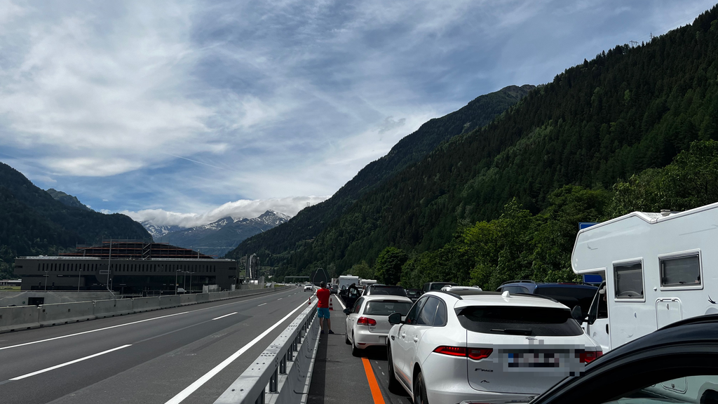Reisende stehen wieder fast zwei Stunden am Gotthard im Stau