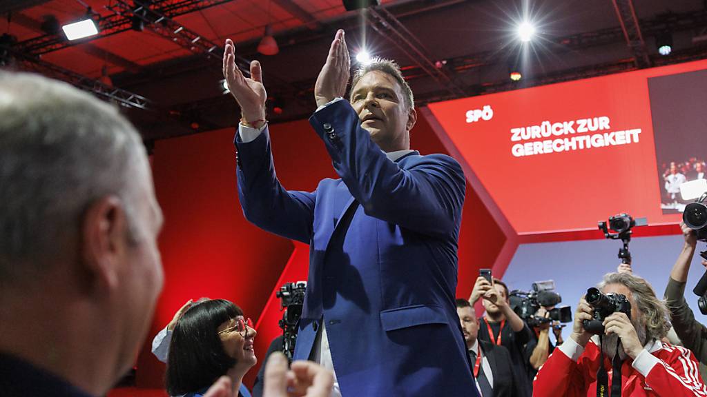 Der Chef der SPÖ, Andreas Babler, will mit seiner Partei inhaltlich nach links abbiegen. Foto: Erwin Scheriau/APA/dpa