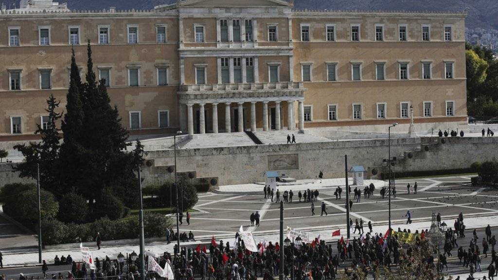 Demonstranten am Donnerstag vor dem Parlament in Athen.