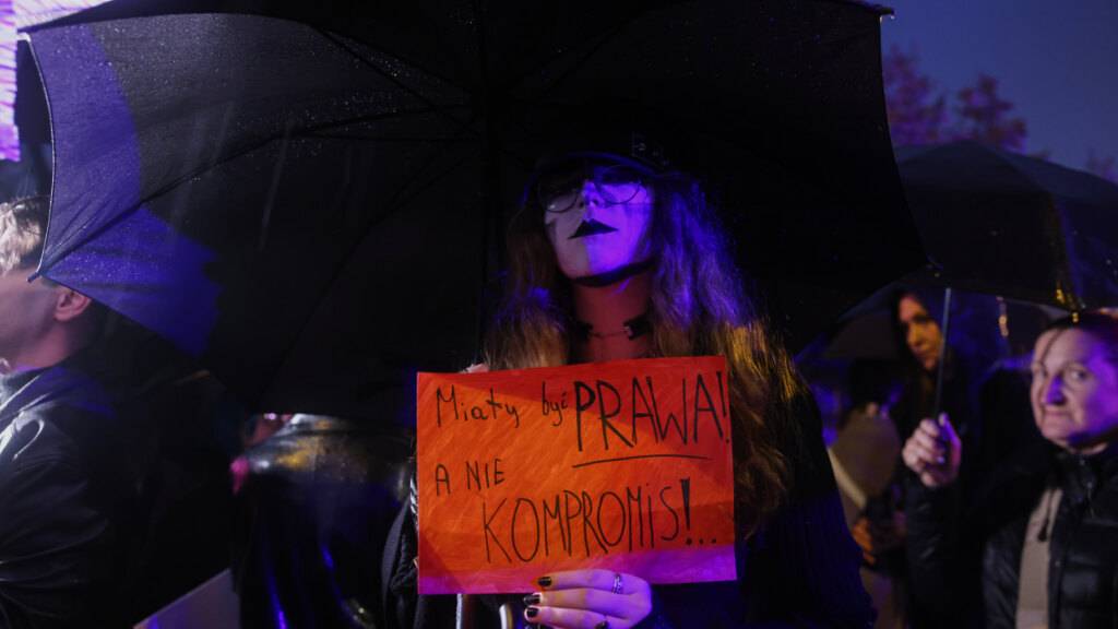 Eine Frau nimmt an einer Demonstration gegen das polnische Abtreibungsgesetz und für die Legalisierung von Abtreibungen teil. Foto: Beata Zawrzel/AP/dpa