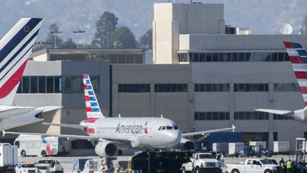 Zusammenstoss am Flughafen Los Angeles: Ein Servicefahrzeug wird von einer Boeing umgeworfen.
