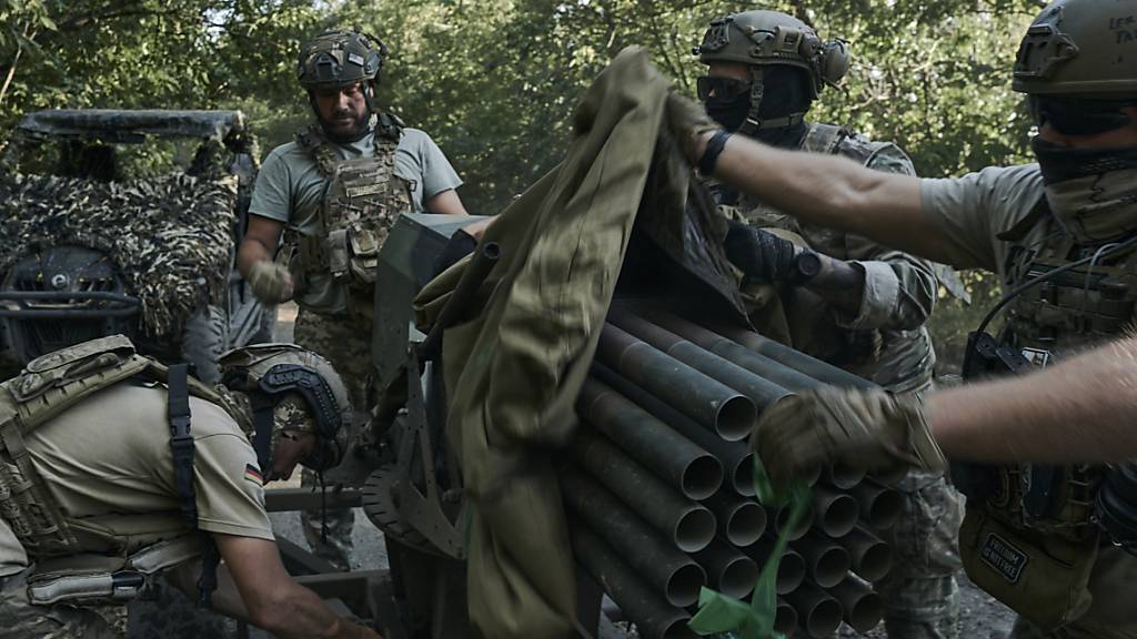 Ukrainische Soldaten der 28. Brigade bereiten ein Mini-Mehrfachraketen-System an der Frontlinie in der Nähe von Bachmut vor. Foto: LIBKOS/AP/dpa