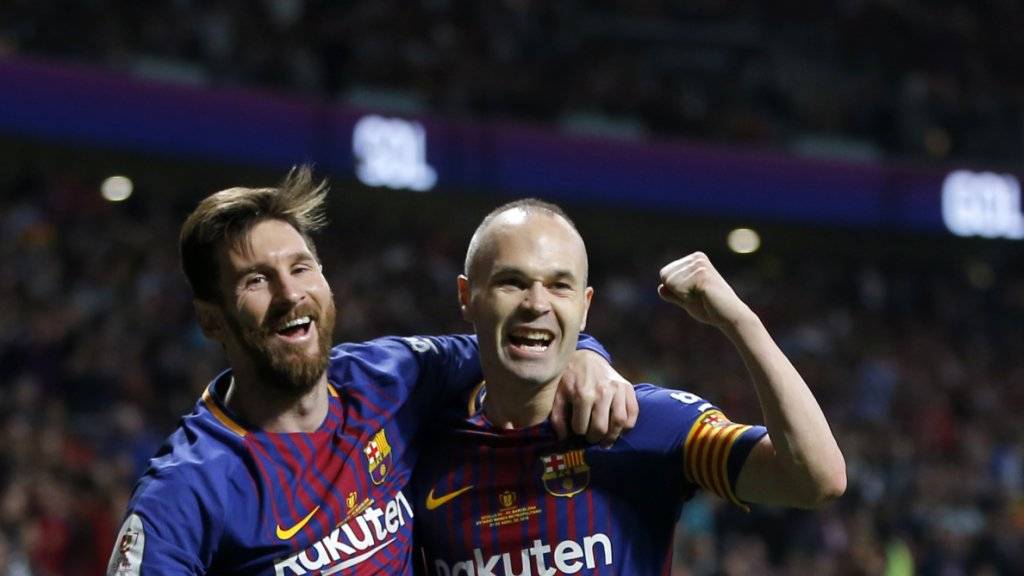Andres Iniesta (rechts) und Lionel Messi freuen sich über einen weiteren Cupsieg