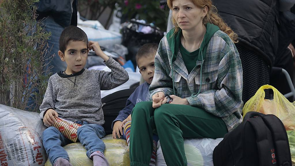 Nach Aserbaidschans Rückeroberung der Konfliktregion Berg-Karabach im Südkaukasus reißt der Strom der fliehenden Bewohner nicht ab. Bis Freitagvormittag seien bereits fast 89 000 Menschen in Armenien angekommen, teilte das UN-Flüchtlingshilfswerk (UNHCR) mit. Foto: Vasily Krestyaninov/AP/dpa