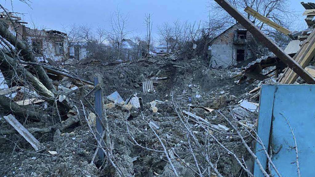 Russland hat die Ukraine zum wiederholten Mal binnen weniger Tage heftig bombardiert. Foto: -/Ukrainian Emergency Service via AP/dpa - ACHTUNG: Nur zur redaktionellen Verwendung im Zusammenhang mit dem genannten Text und nur bei vollständiger Nennung des vorstehenden Credits