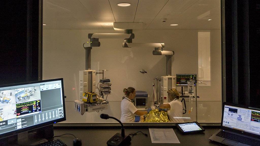 In einer simulierten Notaufnahme im Schweizer Institut für Rettungsmedizin (Sirmed) wird eine Unfallpuppe versorgt. Hinter einer Spiegelscheibe versteckt, schaut der Übungsleiter zu und steuert das Szenario.