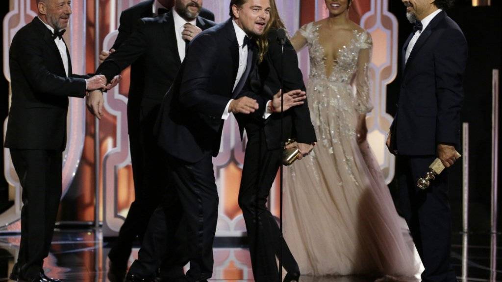 Leonardo DiCaprio freut sich mit Kollegen über das gute Abschneiden des Streifens «The Revenant» bei den 73. Golden Globes in Beverly Hills.
