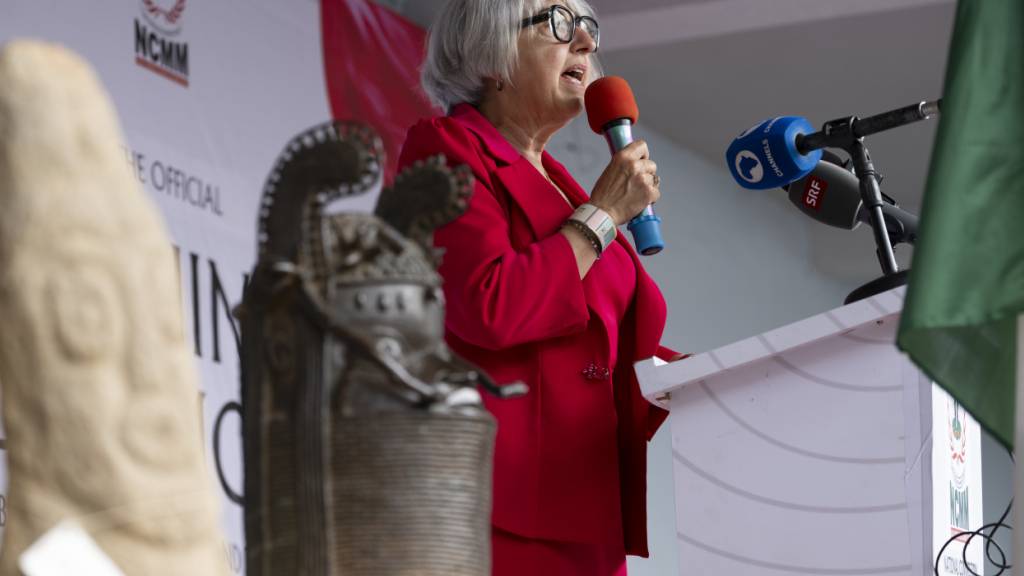 Bundesrätin Elisabeth Baume-Schneider erklärt bei ihrem Besuch in Lagos die Rückgabe von Kulturgütern an Nigeria.