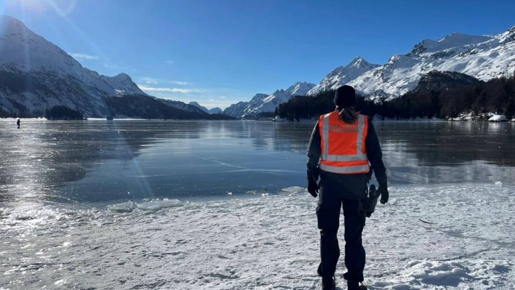 Die beiden Personen sind unabhängig voneinander im Eis auf dem Engadiner Silsersee eingebrochen, 100 bis 150 Meter vom Ufer entfernt.