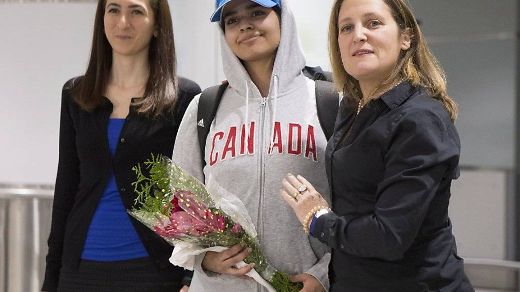 Rahaf Mohammed al-Kunun (Mitte) bei ihrer Ankunft am Flughafen von Toronto - empfangen von der kanadischen Aussenministerin Chrystia Freeland (rechts).
