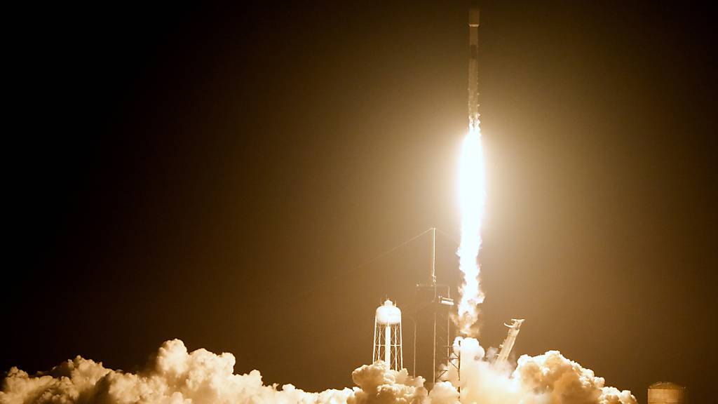 Eine SpaceX Falcon 9-Rakete hebt von der Startrampe 39A im Kennedy Space Center ab. Foto: John Raoux/AP/dpa