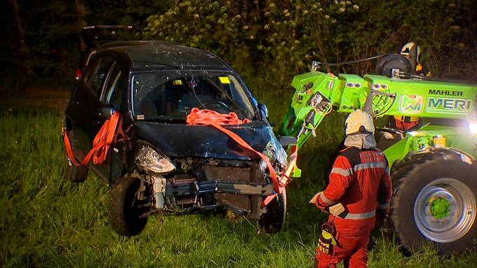 20-jährige Autofahrerin stürzt bei Neschwil ZH in ein Tobel