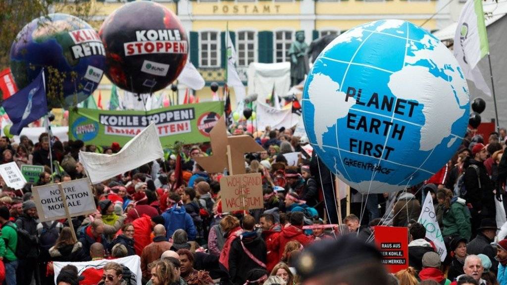 Zwei Tage vor Beginn der Weltklimakonferenz haben in Bonn etwa 7000 Menschen für den Kohle-Ausstieg und eine umfassende Energiewende demonstriert.