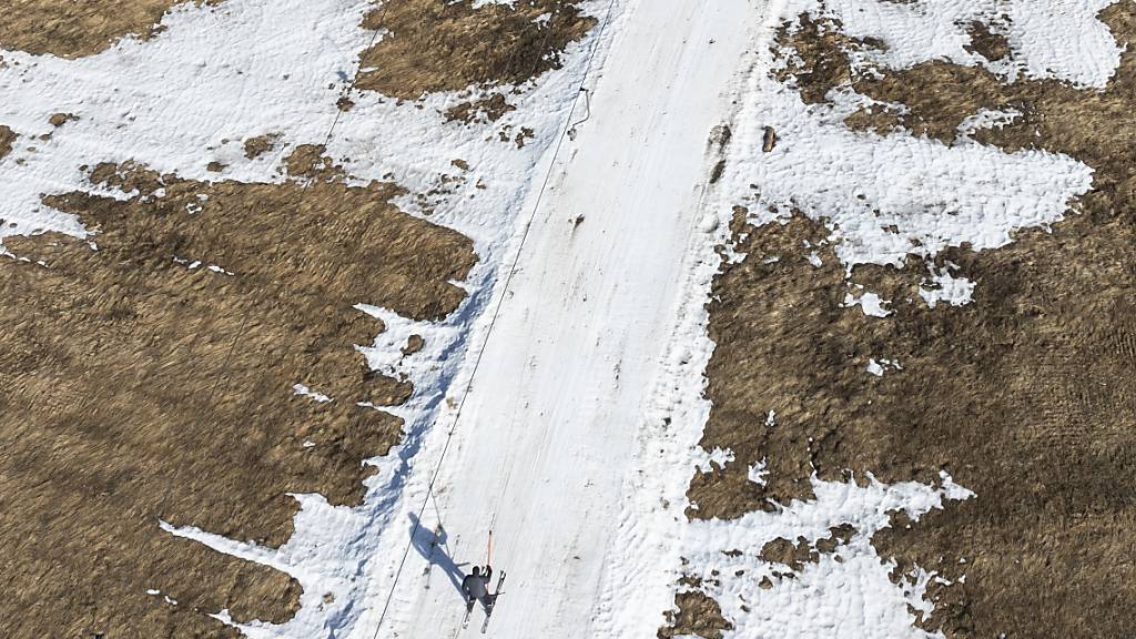 Vor allem in Höhenlagen unter 2000 Metern fehlt es teilweise an Schnee für die Wintersportferien. (Archivbild)