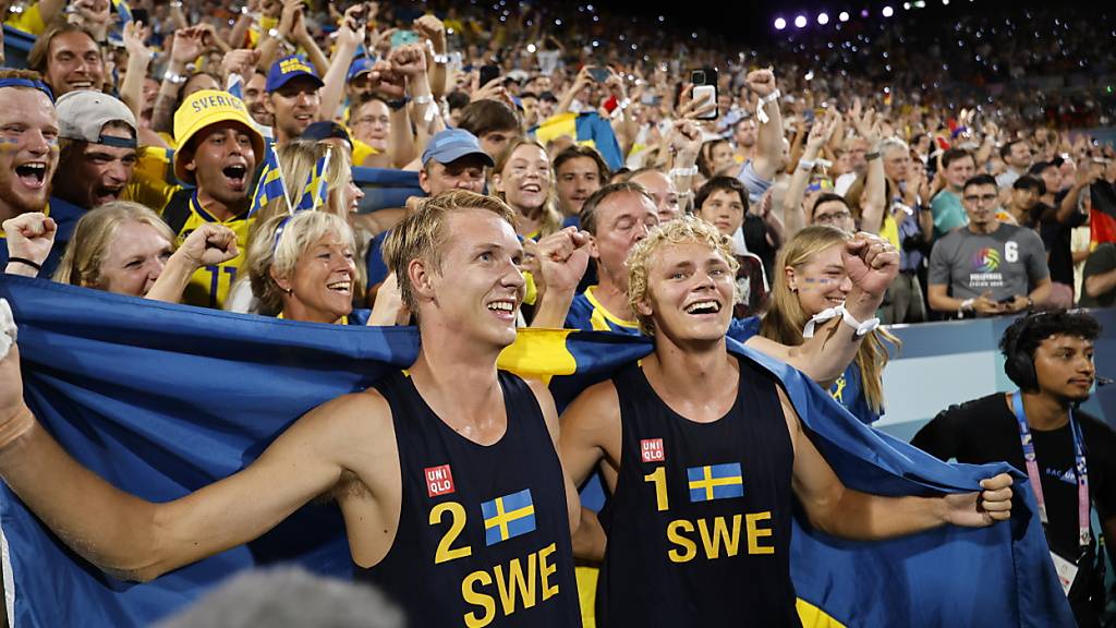 Die Topfavoriten David Ahman (rechts) und Jonatan Hellvig aus Schweden lassen sich nach ihrem Olympiasieg von den Fans feiern