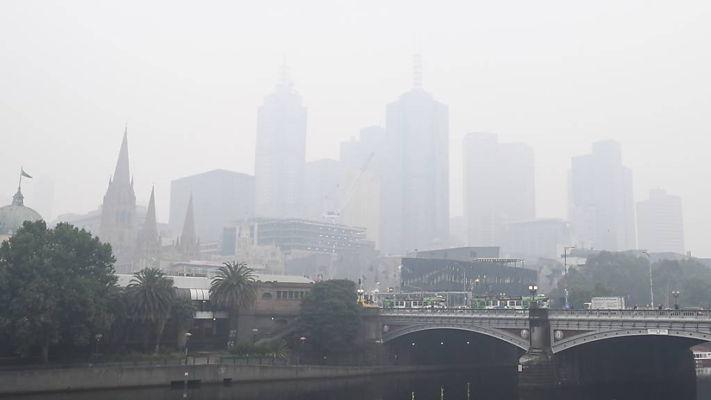 In der australischen Metropole Melbourne sorgt dichter Rauch von Buschfeuern für eine schlechte Luft.