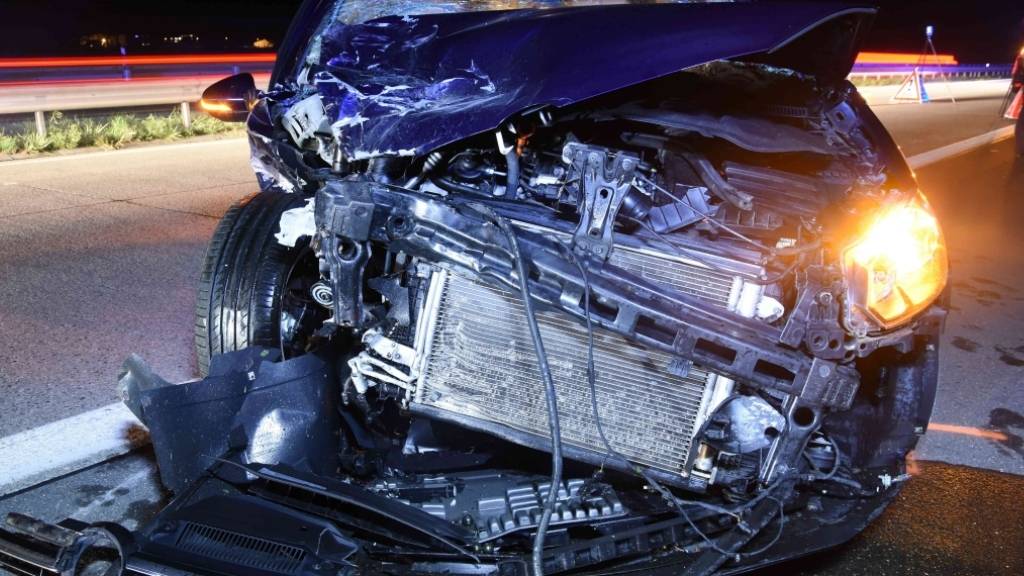 Bei einer heftigen Auffahrkollision zwischen drei Fahrzeugen sind am Freitagabend in Rüthi SG vier Personen verletzt worden.
