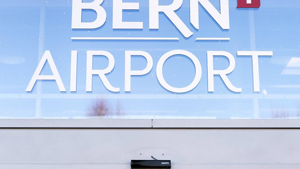 Nach Meinung der Berner Regierung muss sich der Kanton Bern stärker als bisher für den Flughafen Bern engagieren. (Archivbild)