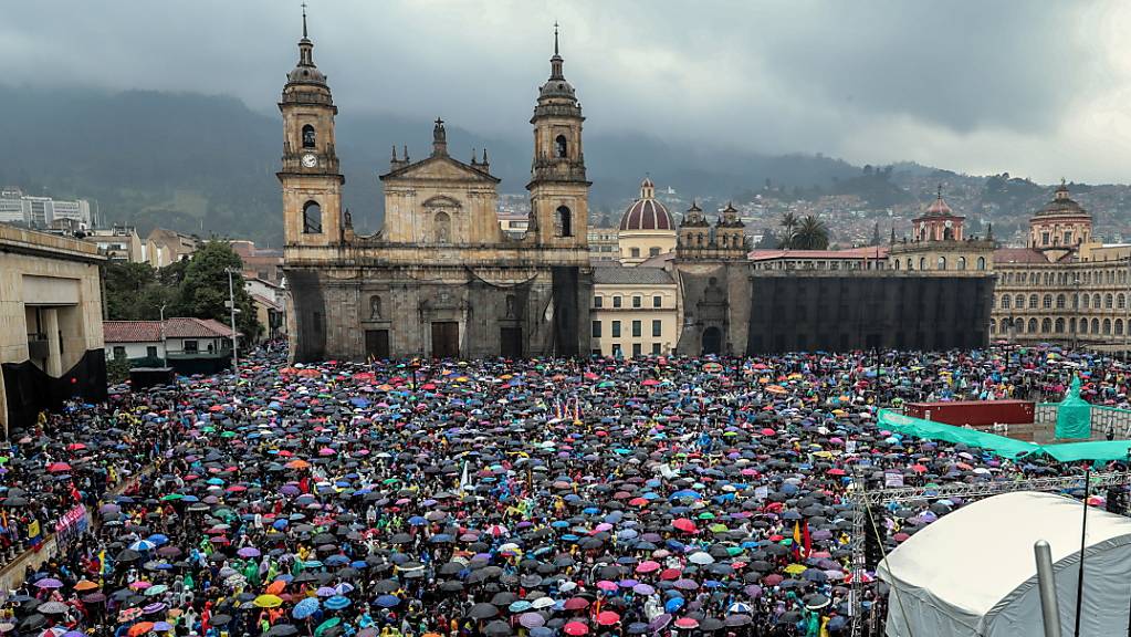 Zahlreiche Menschen protestierten am Donnerstag (Ortszeit) in Kolumbien gegen die Regierung und das Wiederaufkommen von Gewaltverbrechen.